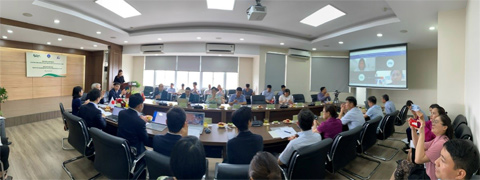 会議全体の様子（一部の参加者はオンライン参加）