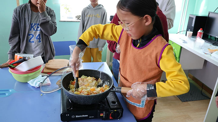 収穫した野菜を使って料理
