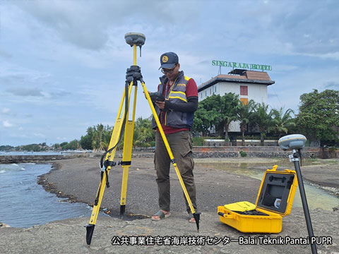 シンガラジャビーチでの地形測量の様子(写真提供：公共事業住宅省海岸技術センター）