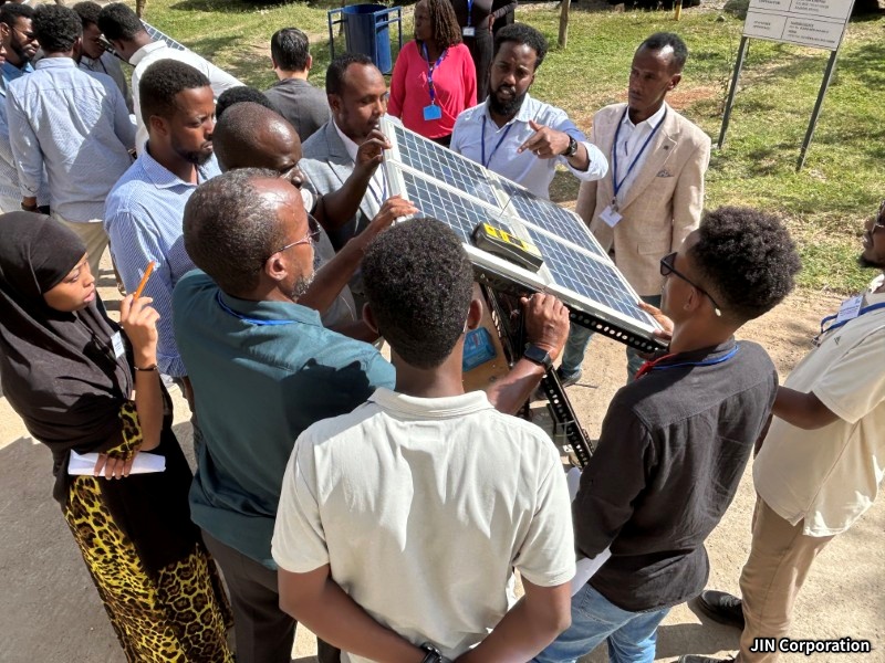 ソマリアの職業訓練校講師を対象としたソラーPVシステム研修の様子（2025年11月）。（写真提供：JIN Corporation）