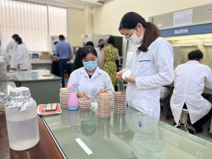 カンボジア工科大学の様子（研究室にて実験する学生①）