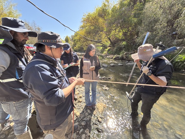 日本人専門家によるコチャバンバ県庁カウンターパートや流域内の自治体技術者等への河川流量観測方法を指導する様子。