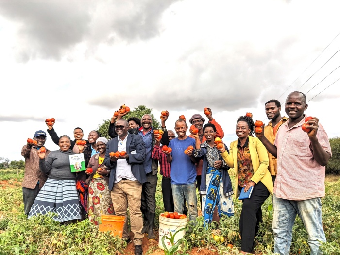 SHEPアプローチを実践している農家グループと彼らを支援した県職員・普及員（Same県のMaji Maji グループ)