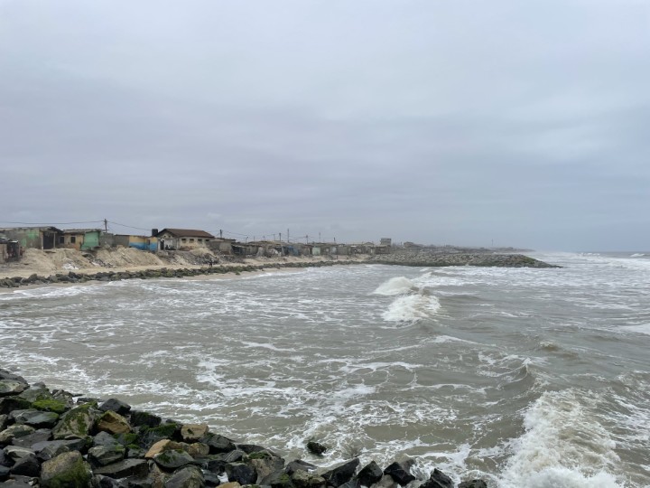 海岸浸食により後退している住宅地の様子①(Densu Delta)