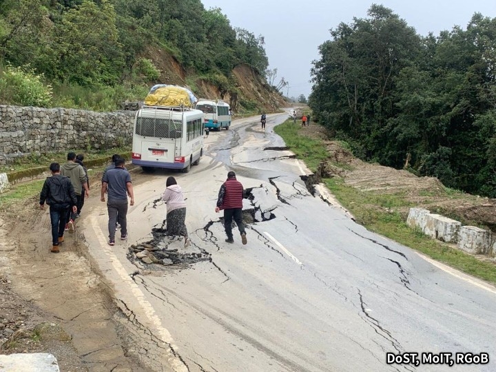 道路地すべり被害の実際の様子（Dorji Goempa地区）（写真提供：DoST）