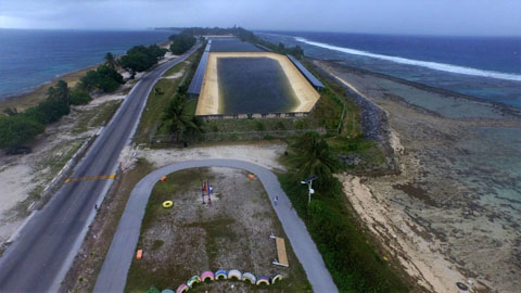 マジュロ国際空港の滑走路側から撮影した貯水池候補地（右側）とIakwe Katoj公園（左側）、中央はNo.6貯水池