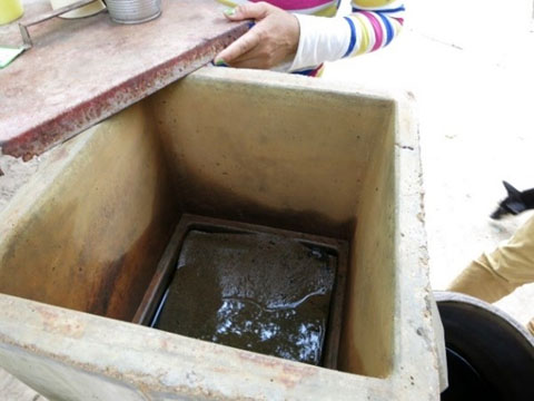 井戸の濁り水は砂フィルターを通して飲料に利用