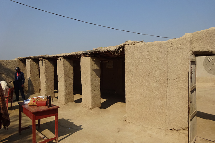 既存校舎外観。仮設の屋根は一部穴が開き、崩壊寸前のため補強木材で支持されている。:シンド州Naushahro Feroze県GGPS Wahid Bux Khaskhaly女子小学校