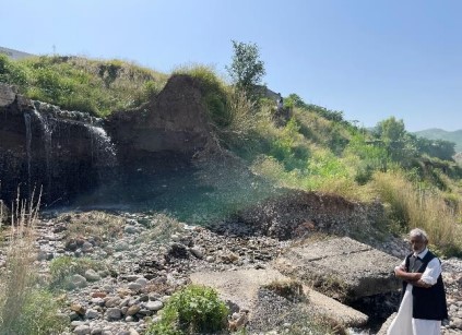 破損して水漏れしている灌漑用水路（Mohra Ghazan 地区）