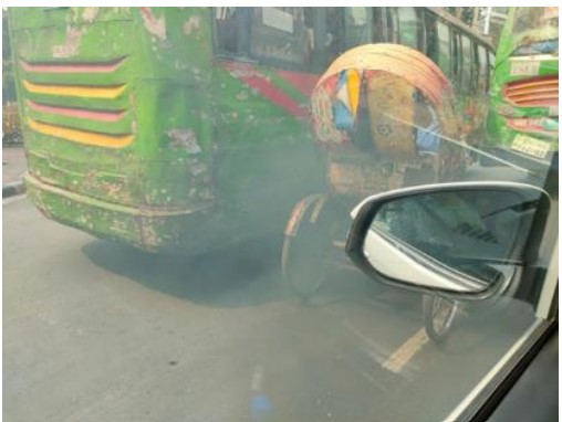 ダッカ市内の幹線道路（自動車からの排ガスが発生している状況）