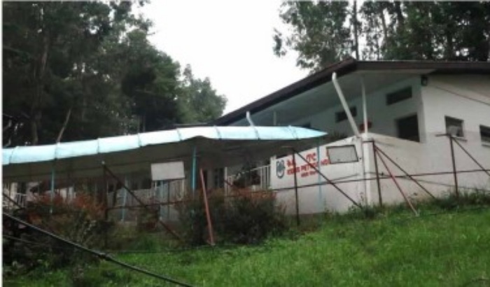 多剤耐性結核病棟。敷地の北西部、研究棟の裏手にある。研究棟から解放廊下で接続しているが、入口にガードマンがおり、アクセスは制限されている。