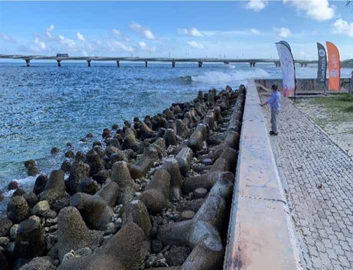 マレ島東海岸の護岸 人口ビーチの南側：消波ブロックがズレて沈下し、隙間に砂礫が溜まっている。