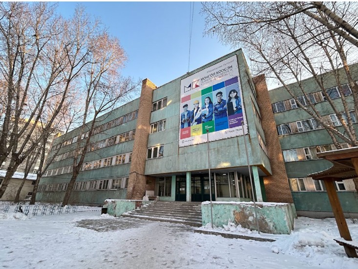 モンゴル工業技術大学付属モンゴルコーセン技術カレッジ校舎：この建物は元々は学⽣寮として建設された（4階建て）