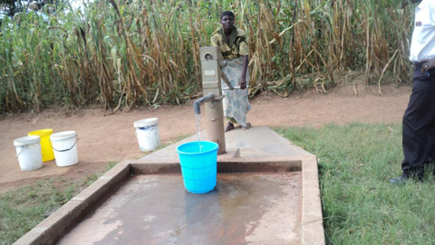 Lunguya村の深井戸。1998年に建設された深井戸は、定期的な掃除を行っているため、稼働状況は良好であり、これまでに故障などの問題は発生していない。