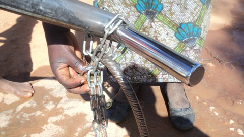 Chanthomba村の深井戸。この村では、外部者による水の盗難（井戸の過剰使用）をさけるために住民が使わない時はポンプをロックするなど、井戸の維持管理について住民が主体となって工夫している。