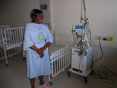 1998年に供与された呼吸器とそれを操作する看護師
