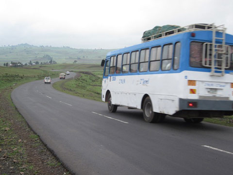 大型バスなどによる人の輸送においても貢献度は高い。
