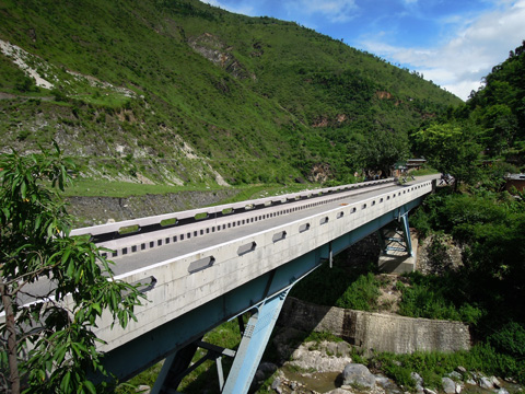 この協力で整備されたダウム橋（橋長53メートル）。
