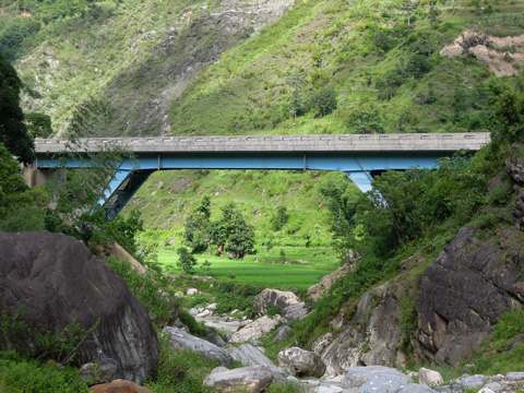 この協力で整備されたナルケ橋（橋長53メートル）。