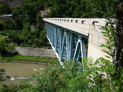 この協力で整備されたロシ橋（橋長83メートル）。