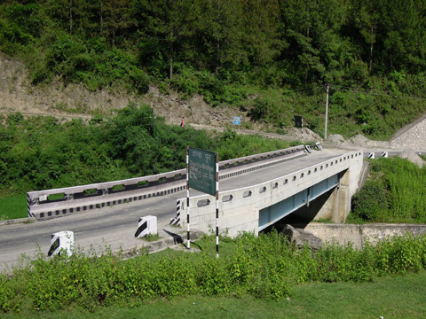 この協力で整備されたダプチャ橋（橋長28メートル）。