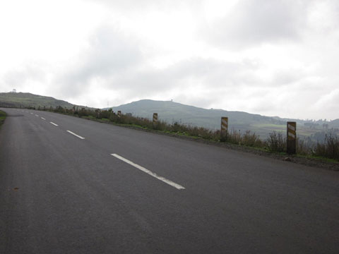 比較的平坦な道が続く、国道3号線（デブレズィケ〜ゴハチオン）の道中。