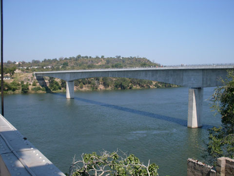 この協力で建設された橋梁。ザンビアとジンバブエとを結ぶ国際橋梁であり、アフリカ南北をつなぐ交通の要所の一つとなっている。