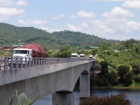 貨物を載せた大型トラックも通行する経済回廊の一部である。