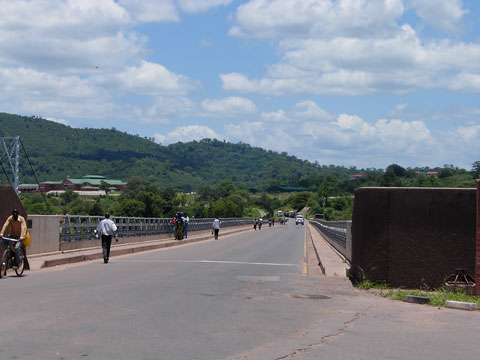 橋上の様子（手前ザンビア、奥ジンバブエ。橋長400メートル）。