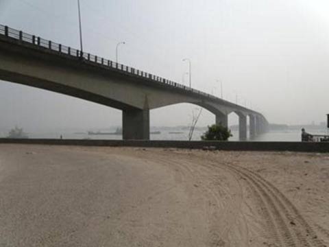 1991年に開通した既存のメグナ橋。日本の無償資金協力により建設された。
