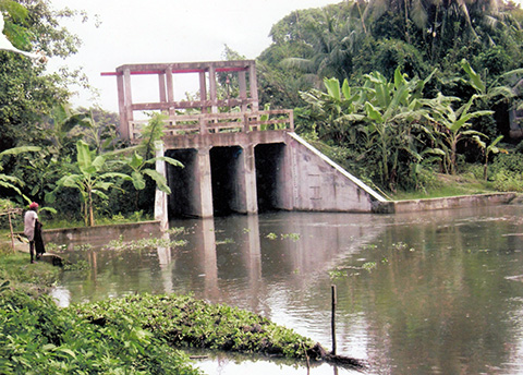 本事業にて整備する調整水門（雨季に大雨から農地を守り、乾季に雨水を有効活用するための施設）