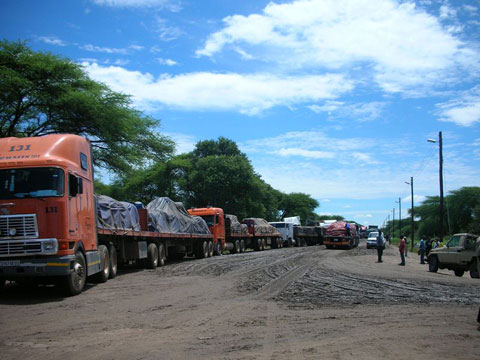 国境付近で、約3日並ぶトラックの列