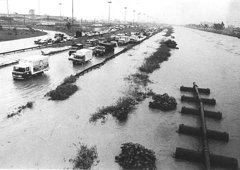 チエテ川流域で多発していた洪水被害（1983年2月の様子）