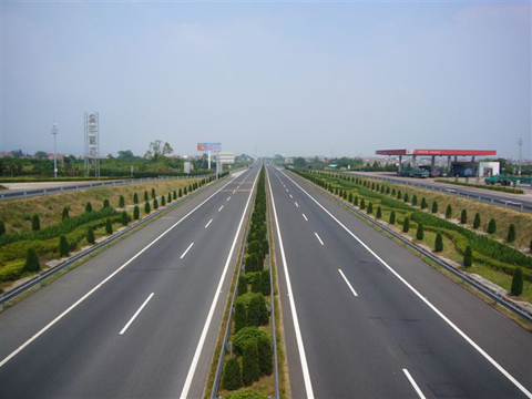 本協力で整備された杭州・衢州高速道路：金華サービスエリア付近