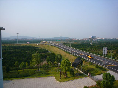 本協力で整備された杭州・衢州高速道路：衢州東インターチェンジ