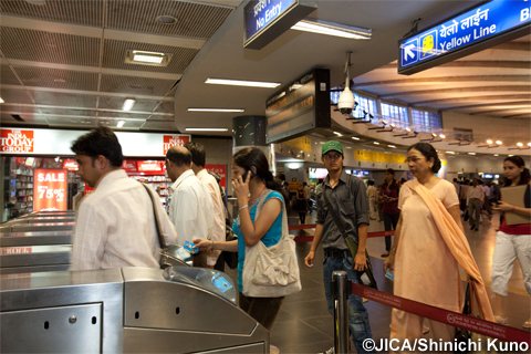 デリーメトロRajiv Chowk駅の改札ゲート。乗降客が多いが、日本の支援によるICチップを内蔵した切符とゲートの設置で人の流れはスムーズだ。（写真提供：久野　真一）