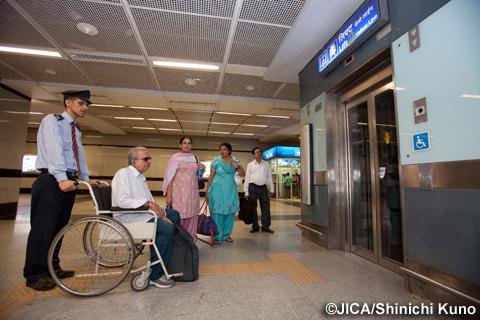 デリーメトロRajiv Chowk駅。高齢者・障害者にも配慮した、エレベーターが設置されている。（写真提供：久野　真一）