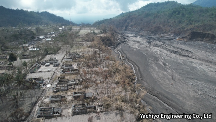 スメル火山：2021年噴火直後の火砕流で被災した村落