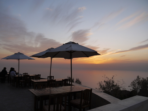 死海パノラマ併設のレストランから眺める夕日：死海パノラマはサンセットポイントとしても名高い。