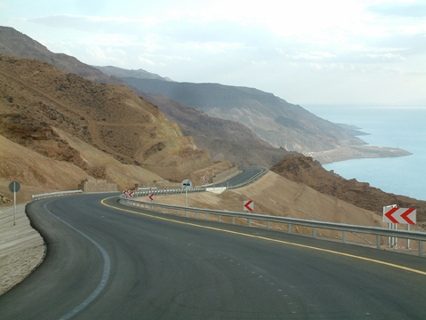 死海周遊道路：日本の支援で建設された、死海パノラマと死海沿岸、温泉地を結ぶ道路。途中に死海の雄大な景色を見ることができる。