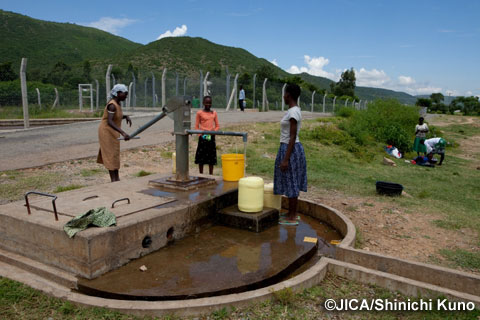 発電に使った水は放水路に送られ、地域住民が井戸ポンプを使って、家畜の水や洗濯用水に使用している（写真提供　久野　真一）