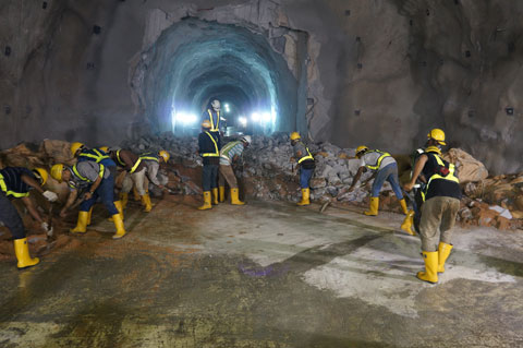 パハン州～スランゴール州長さ44.6キロメートル、直径5メートルの導水トンネル工事（1日当たり1,890百万リットル導水量）