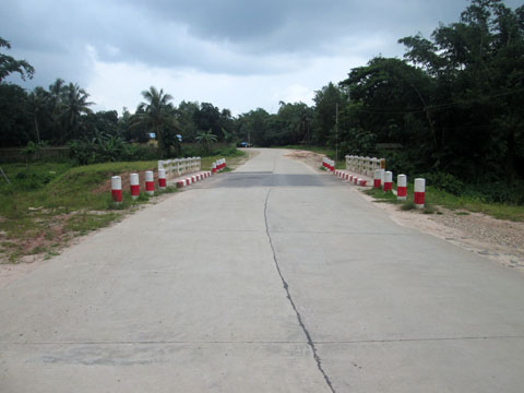 舗装された道路（ヤンゴン地域コムー地区）