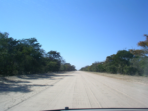 舗装工事前の道路の様子。砂地であり、乾期は砂が舞う。雨期には道路がドロドロになり走行に支障あった。