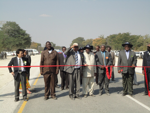 2012年7月6日のナミビア国のポハンバ大統領出席による道路開通式のテープカットの様子（左端はJICAナミビア支所長）