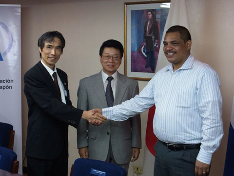 借款契約（L/A）調印後。左から大木ニカラグア事務所長、佐藤在ニカラグア日本国大使、アコスタ財務大臣。