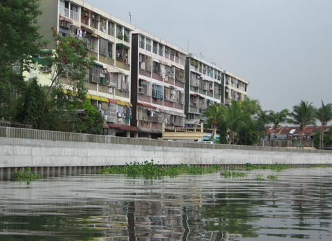 この協力により整備された護岸（パッシグ川下流側右岸）：河川際まで開発が進むマニラ首都圏の洪水リスクを軽減