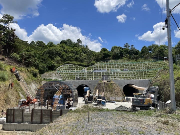 ダバオで建設が進むトンネルの北坑口の様子