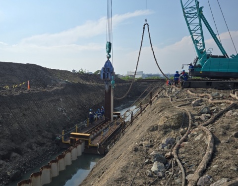 放水路に矢板を打ち込む様子