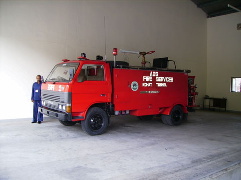コハットトンネルに設置された消防車